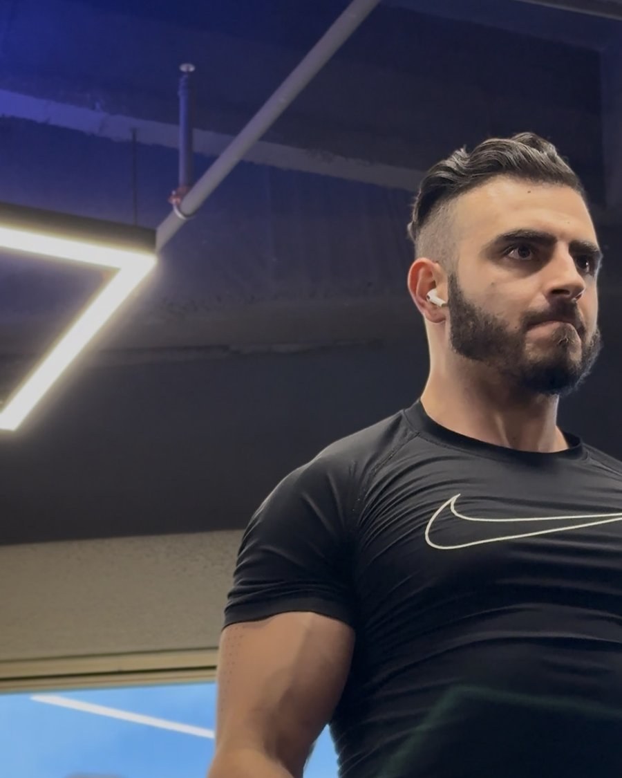 Juan entrenando fuerza en el gimnasio
